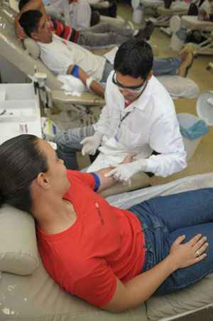 Mulheres tendem a acumular mais funções e, por isso, quase sempre não têm tempo para doar sangue ( Gustavo Moreno/CB/D.A Press)