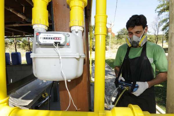 Aluno da UFMG envolvido no projeto faz a medição do biogás: a planta modelo gera 160 mil litros do combustível diariamente (Jair Amaral/EM/D.A Press)