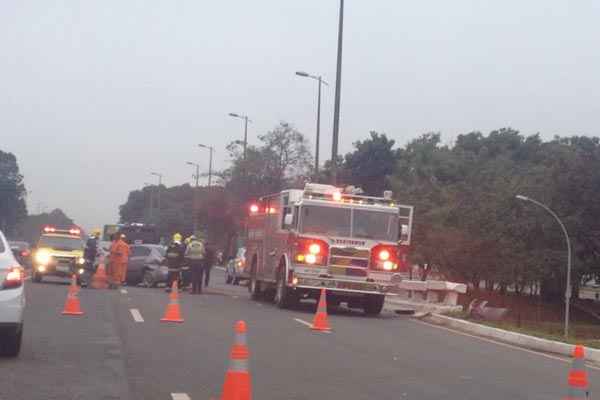 O acidente bloqueou o trânsito no Eixão Sul (Lorena Pacheco/CB/D.A Press)