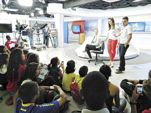 Na TV Brasília, após percorrer os estúdios recém-inaugurados, a garatoda participou de um bate-papo com a equipe de apresentadores  (Camila de Magalhães/Esp. FAC/D.A Press)