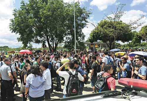 Em abril deste ano, estudantes fecharam via em Taguatinga para protestar contra mudanças exigidas pela mantenedora da UCB (Ed Alves/CB/D.A Press - 9/4/14)