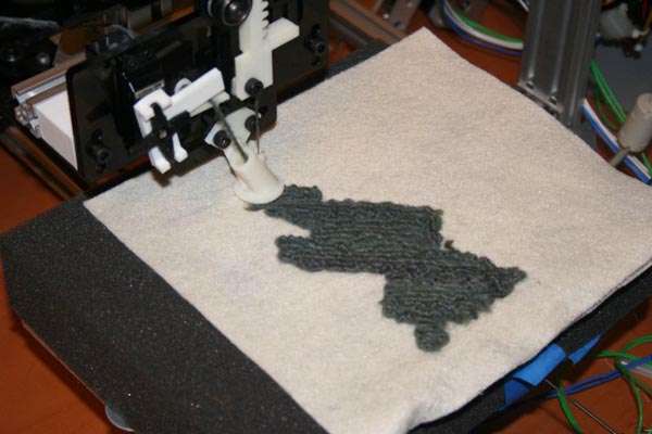 Tecnologias misturadas: para trabalharem com a lã, pesquisadores uniram uma impressora tridimensional a um tear (Disney Research/Divulgação)