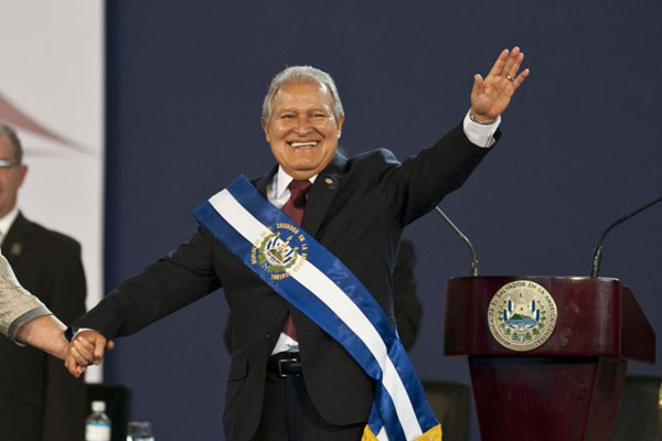 Sánchez Cerén é o quarto ex-guerrilheiro a chegar ao poder na América Latina ( AFP PHOTO/ Jose CABEZAS )