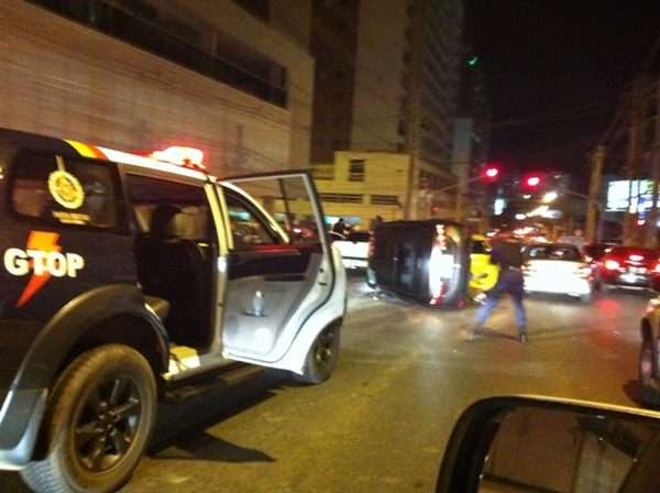 Acidente de carro envolvendo quatro veículos aconteceu o cruzamento da Avenida Araucárias com a Pau Brasil, em Águas Claras (WhatsApp/reprodução)
