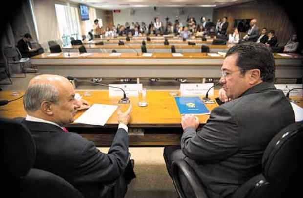 José Pimentel e Vital do Rêgo, na reunião da CPI da Petrobras no Senado: cinco presentes e ataques a José Jorge, do TCU (Marcelo Camargo/Agência Brasil)