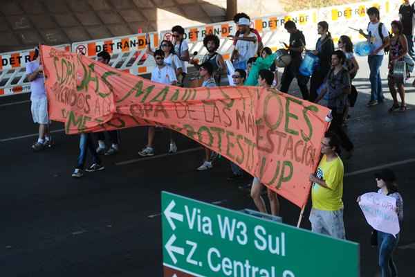 Perto das 13h30, manifestantes voltaram para a rodoviária (Janine Moraes/CB/DA Press)
