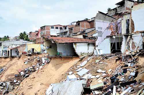Mais de 90 famílias estão desalojadas no bairro Mãe Luíza, na capital potiguar, por causa de uma enorme cratera que se abriu com as chuvas (Frankie Marcone/Folhapress)