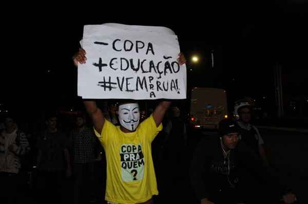 Manifestante segura cartaz durante protesto contra a Copa do Mundo, no centro de Brasília (Carlos Moura/CB/D.A Press)