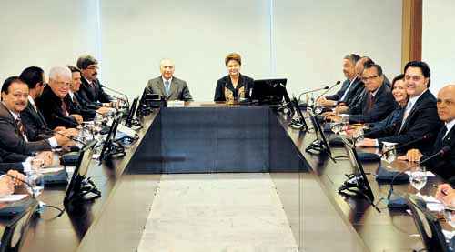 Reunião de Dilma Rousseff com líderes da base aliada, no início do governo: o Planalto teme perder o apoio de três partidos (Ronaldo de Oliveira/CB/D.A Press - 2/3/11)
