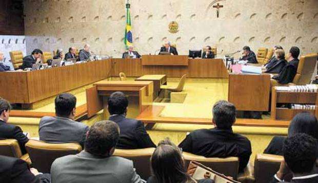 Por nove votos a um, plenário derrubou decisões do presidente Joaquim Barbosa, que se declarou impedido de participar da sessão (GERVÁSIO BAPTISTA/DIVULGAÇÃO)