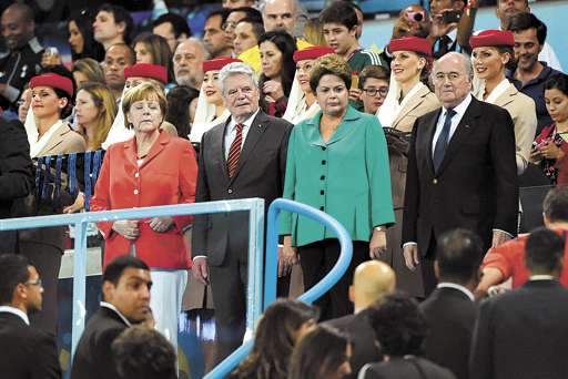 Dilma Rousseff e  Joseph Blatter (D) ao lado de autoridades alemãs: esquema antivaias fez com que a presidente ficasse apenas três segundos com a taça (Patrik Stollarz/AFP)