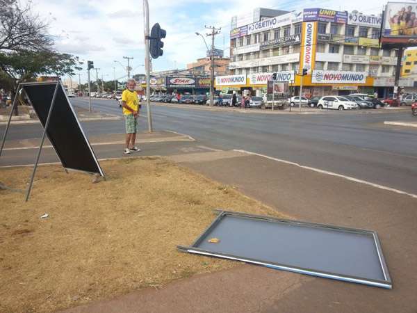 Placas espalhadas no centro de Ceilândia chamam a atenção de pedestres (Saulo Araujo/CB/D.A Press)