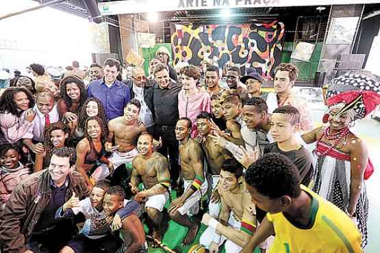 Aécio (C), do PSDB, visitou ontem o centro cultural do Afroreggae, no Rio: 'A nossa campanha vai ser olhando para as pessoas' (Orlando Brito/ObritoNews)