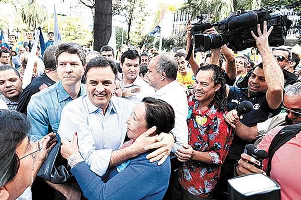 Aécio recebe cumprimentos ao chegar para a inauguração do comitê central, em Belo Horizonte (Orlando Brito/ObritoNews)