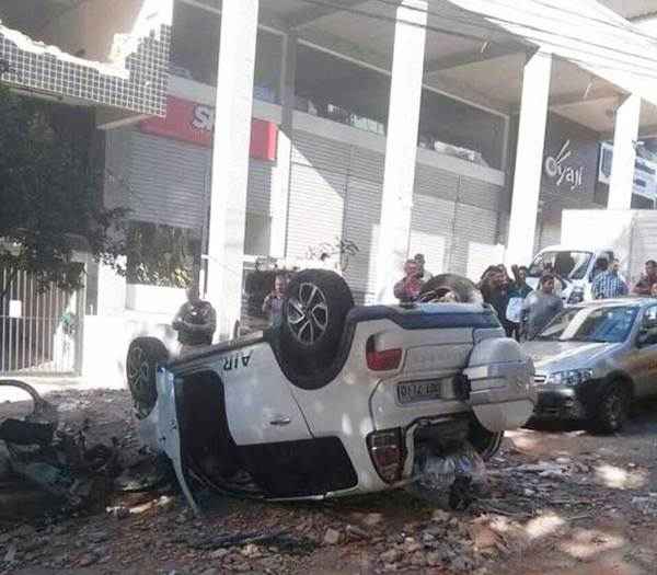 A motorista conseguiu sair sozinha do veículo (Éder Ferreira Santos/CB/D.A Press)