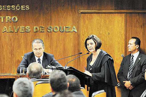 A ministra Ana Arraes toma posse no Tribunal de Contas da União, em outubro de 2011, na presença do filho, Eduardo Campos, que havia articulado a candidatura da mãe (Carlos Moura/CB/D.A Press)
