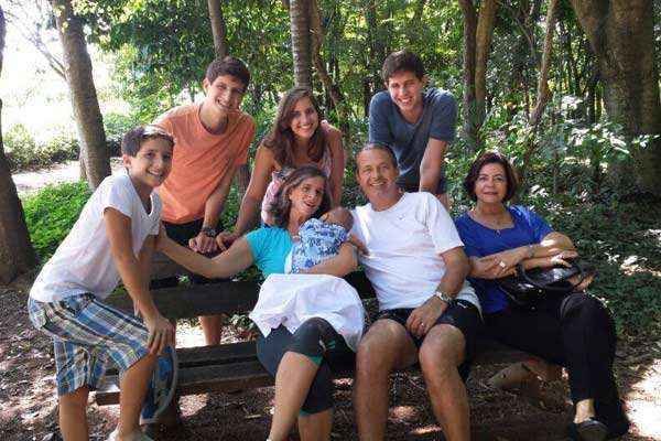 Eduardo Campos com a mulher, Renata; a mãe, Ana Arraes; e os cinco filhos, em passeio familiar (Arquivo PSB/Divulgação
)