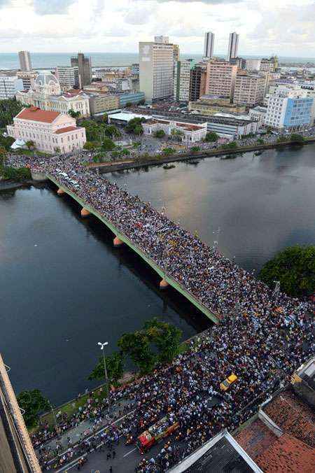Eduardo Campos é enterrado no Recife sob clima de forte comoção (Nelson Almeida/AFP Photo)
