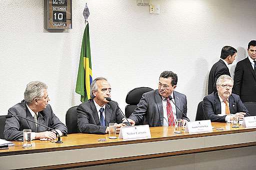 Parlamentares reunidos na CPI da Petrobras: telefonemas sob análise (Jefferson Rudy/Agência Senado - 10/9/14)