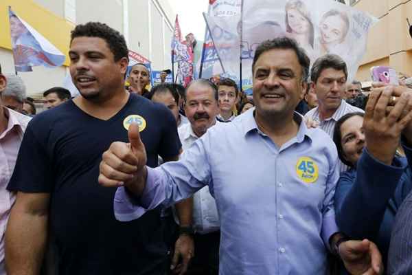 o candidato Aécio Neves acena para apoiadores durante campanha em Osasco, São Paulo.  (REUTERS/Paulo Whitaker)