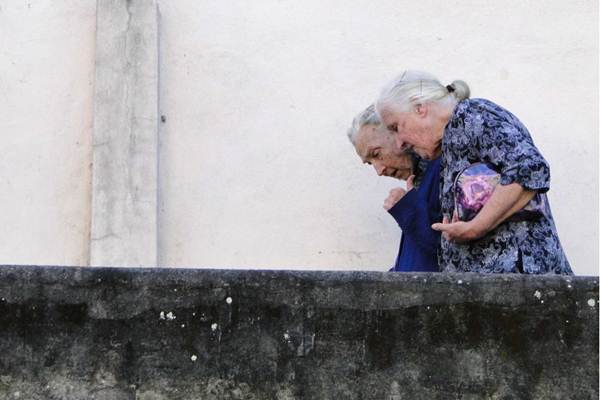 Casal de idosos: apenas um terço dos países oferecem condições de vida adequada aos mais velhos (Adam Jones/Divulgação)
