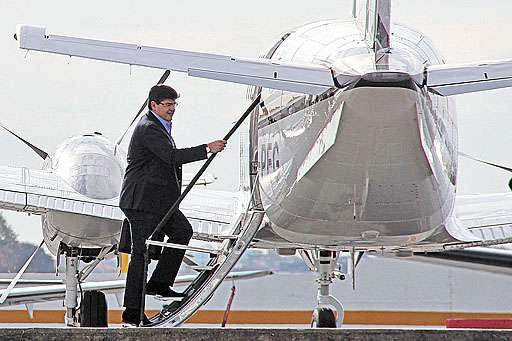 O empresário Bené embarca no avião: ele faturou mais de R$ 214 milhões do governo entre 2004 e 2010  (Folhapress - 8/10/14)