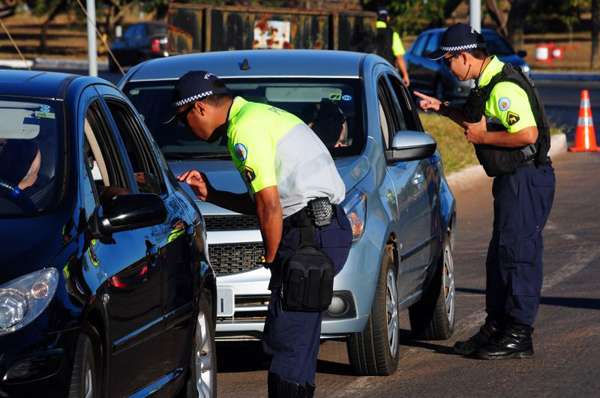 Motoristas podem ser parados em blitz do Detran, Polícia Militar e DER ( Bruno Peres/CB/D.A Press)