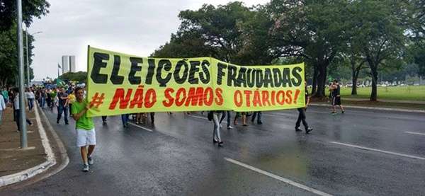 Manifestantes fizeram caminhada pelo Eixo Monumental (André Souza/Divulgação)