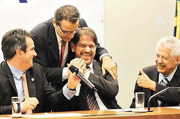 Cid Gomes é abraçado por Henrique Eduardo Alves: o Pros, do governador cearense, quer limitar o poder do PMDB ( Iano Andrade/CB/D.A Press)
