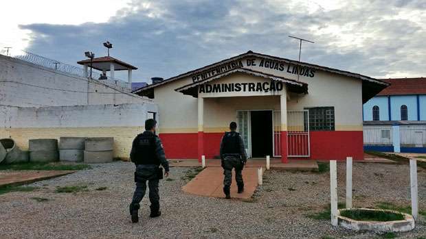 Agentes da Polícia Civil de Brasília e Goiás buscam integrantes do PCC no presidido de Águas Lindas de Goiás (Breno Fortes/CB/DA Press)