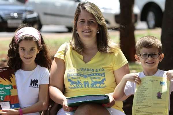 Rafaela Torres, mãe de Júlia e Pedro, rondou papelarias no Plano, em Taguatinga e Ceilândia em outubro (Ana Rayssa/Esp. CB/D.A Press)