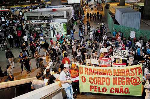 Manifestação contra o racismo na Rodoviária do Plano Piloto: lei que pune o preconceito deve ficar mais rigorosa  (Bruno Peres/CB/DA Press)
