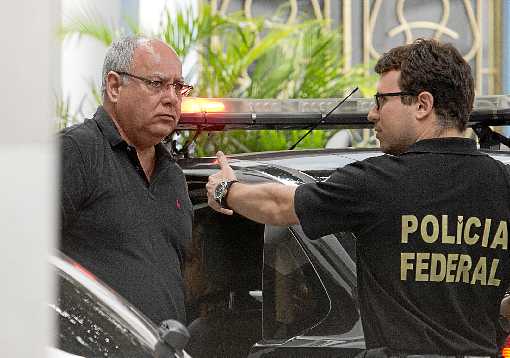 Duque é conduzido por policiais federais: o ex-diretor da Petrobras foi denunciado por outro integrante da quadrilha (Márcia Foletto/Agência O Globo)