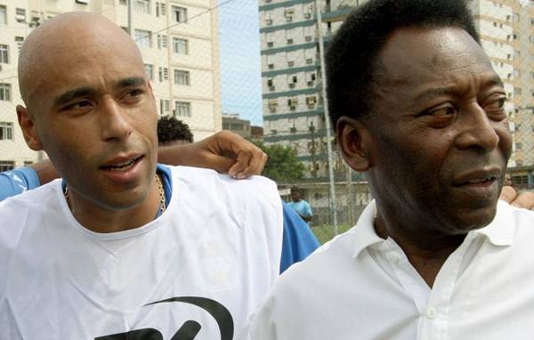 Pelé com o filho Edson Cholbi do Nascimento (Mauricio de Souza/AFP)
