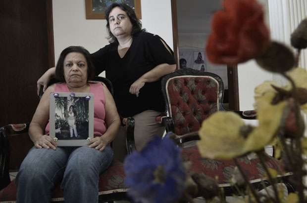 Patrícia, irmã de Grasiela Murta Oliveira, com a mãe, Teresa: 'A justiça precisava ser feita' (Marcelo Ferreira/CB/D.A Press)