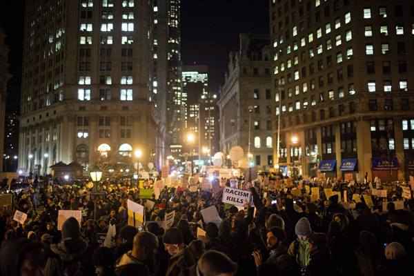 Pessoas se reúnem em Manhattan, enquanto milhares de manifestantes tomam as ruas de Nova York exigindo justiça para a morte de Eric Garner (Eric Thayer/Reuters)
