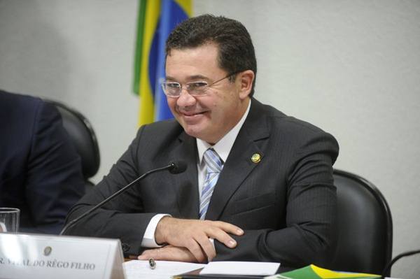 Vital também preside a comissão do Senado, abandonada pela oposição (Marcos Oliveira/Agência Senado)