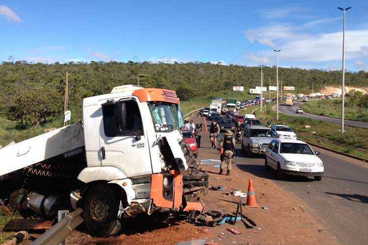 Acidente Entre Carreta ônibus E Carros Deixa Ao Menos 11 Feridos Na Br