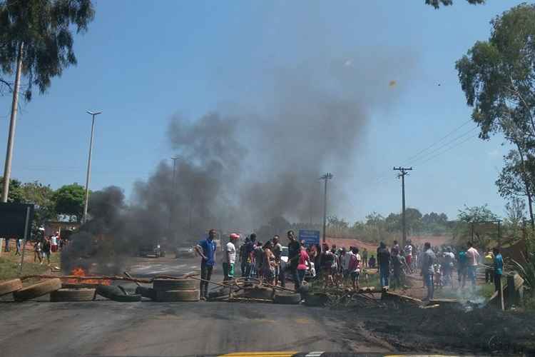 Moradores Fecham A Br Em Protesto Por Melhorias Em Cidade Do Entorno