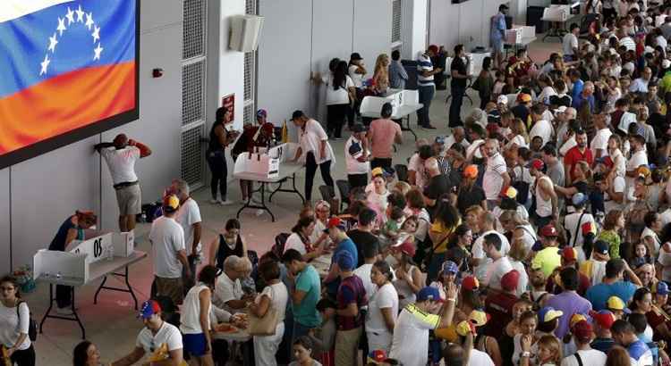 Os cidadãos venezuelanos em votação de referendo Os cidadãos venezuelanos em votação de referendo