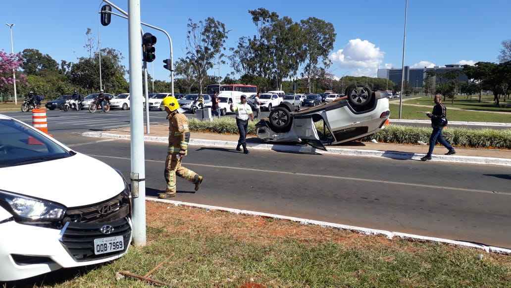 Motorista Fica Ferida Ap S Colis O Seguida De Capotagem No Eixo Monumental