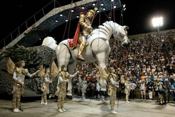 O destaque da Estácio de Sá foi a comissão de frente com bonecos gigantes que deram vida a um cavalo marionete