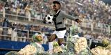 A comiss�o de frente mostrou um Pel� crian�a, que sambou com uma bola