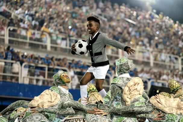 A comissão de frente mostrou um Pelé criança, que sambou com uma bola