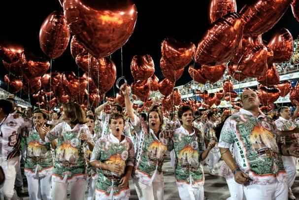 A Acadêmicos do Grande Rio levou o enredo 'Fui no Itororó beber água, não achei. Mas achei a bela Santos, e por ela me apaixonei...'