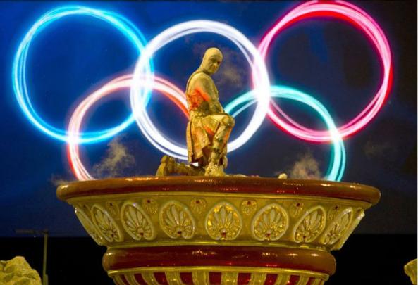 A União da Ilha do Governador trouxe as cores azul, vermelho e branco para o desfile do enredo 'Olímpico por natureza. Todo mundo se encontra no Rio'