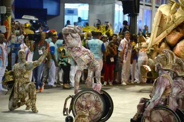 Cadeirantes acrobatas na comissão de frente foram destaque da União da Ilha do Governador