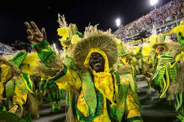 Imperatriz Leopoldinense: versos das músicas dos cantores sertanejos empolgaram a plateia, com samba acompanhado de acordes de sanfona