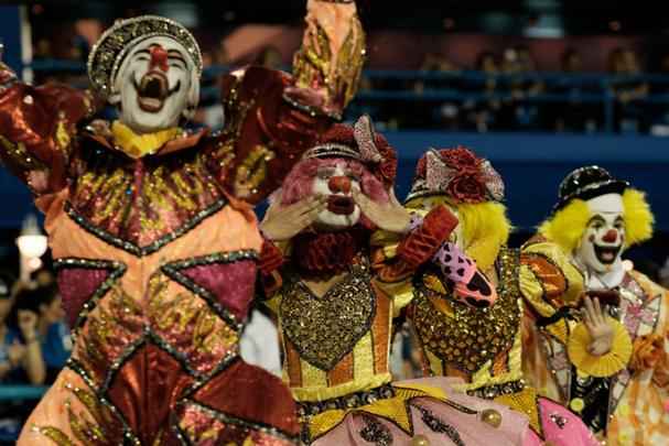 São Clemente: narizes de palhaços foram distribuídos para a plateia e uma ala fez um panelaço na avenida
