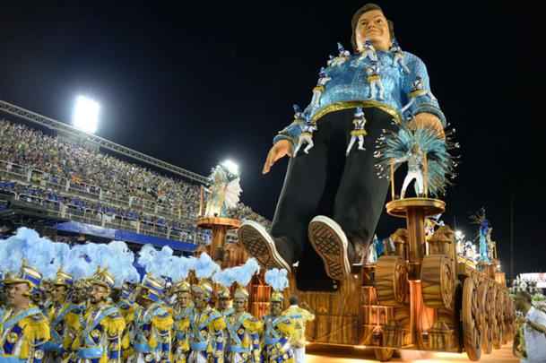 A Portela leva para a avenida o enredo 'No voo da águia, uma viagem sem fim...'
